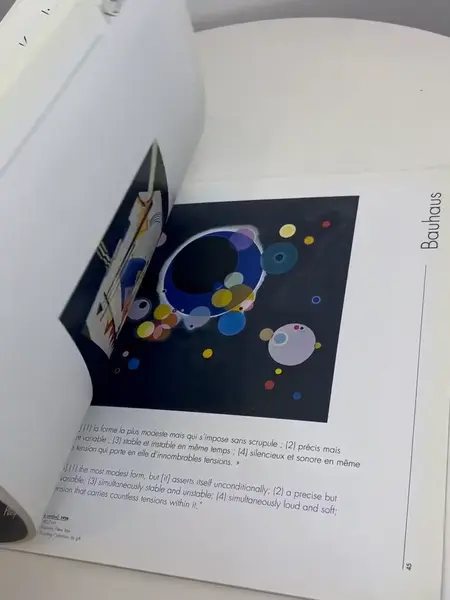 Foto de um(a) ​Livro brochura com as obras de Kandinsky expostas entre 2005 e 2010, da categoria de Livros. Livro brochura com as obras de Kandinsky expostas entre 2005 e 2010 nos museus europeus. Em inglês. Marcas do tempo e uso.... Mostrado de uma perspectiva diferente. Vendido no marketplace Trésors.
