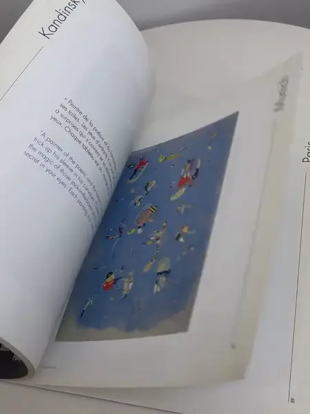 Foto de um(a) ​Livro brochura com as obras de Kandinsky expostas entre 2005 e 2010, da categoria de Livros. Livro brochura com as obras de Kandinsky expostas entre 2005 e 2010 nos museus europeus. Em inglês. Marcas do tempo e uso.... Mostrado de uma perspectiva diferente. Vendido no marketplace Trésors.