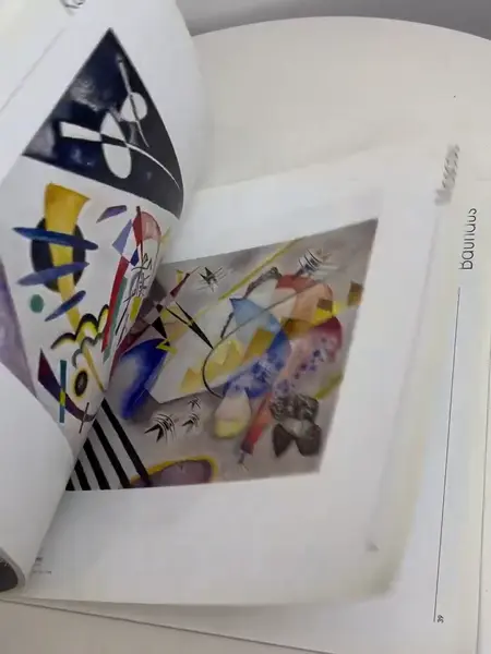 Foto de um(a) ​Livro brochura com as obras de Kandinsky expostas entre 2005 e 2010, da categoria de Livros. Livro brochura com as obras de Kandinsky expostas entre 2005 e 2010 nos museus europeus. Em inglês. Marcas do tempo e uso.... Mostrado de uma perspectiva diferente. Vendido no marketplace Trésors.