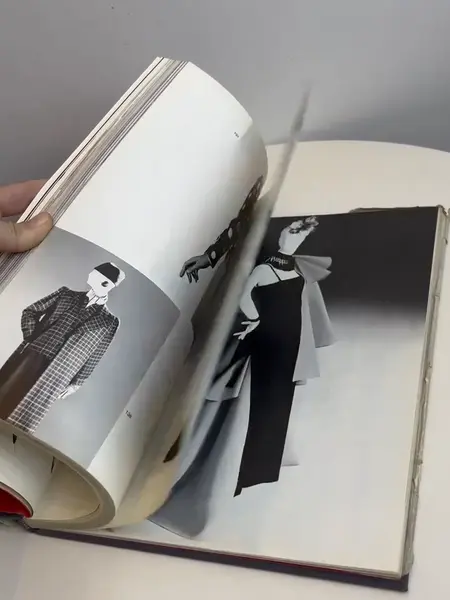 Foto de um(a) Livro capa dura Yves Saint Laurent 1983, da categoria de Livros. Maravilhoso livro capa dura em tecido, em inglês, de 1983. Marcas do tempo e uso. Mostrado de uma perspectiva diferente. Vendido no marketplace Trésors.