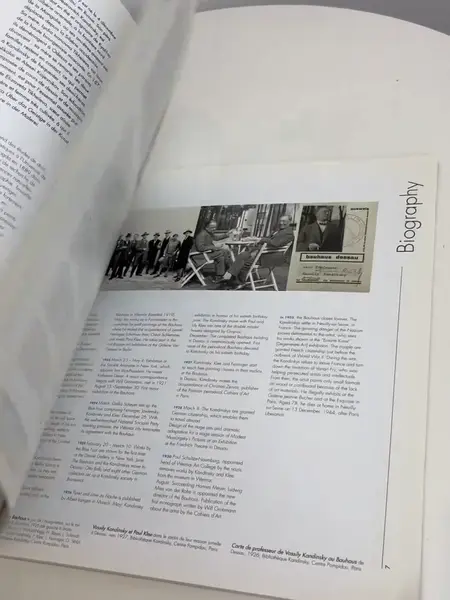 Foto de um(a) ​Livro brochura com as obras de Kandinsky expostas entre 2005 e 2010, da categoria de Livros. Livro brochura com as obras de Kandinsky expostas entre 2005 e 2010 nos museus europeus. Em inglês. Marcas do tempo e uso.... Mostrado de uma perspectiva diferente. Vendido no marketplace Trésors.