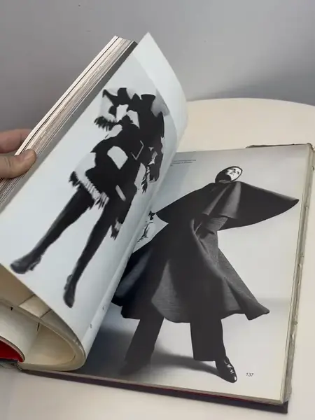 Foto de um(a) Livro capa dura Yves Saint Laurent 1983, da categoria de Livros. Maravilhoso livro capa dura em tecido, em inglês, de 1983. Marcas do tempo e uso. Mostrado de uma perspectiva diferente. Vendido no marketplace Trésors.