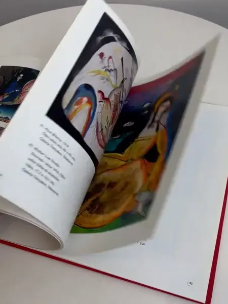 Foto de um(a) ​ Livro capa dura Wassily Kandinsky 2005 em português, da categoria de Livros. Livro capa dura de 2005 em português. Leves marcas do tempo e uso. 80 páginas. Mostrado de uma perspectiva diferente. Vendido no marketplace Trésors.