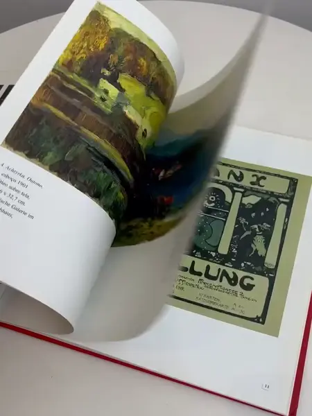 Foto de um(a) ​ Livro capa dura Wassily Kandinsky 2005 em português, da categoria de Livros. Livro capa dura de 2005 em português. Leves marcas do tempo e uso. 80 páginas. Mostrado de uma perspectiva diferente. Vendido no marketplace Trésors.
