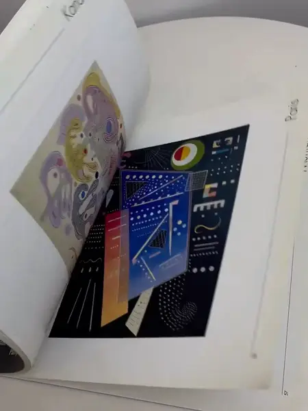 Foto de um(a) ​Livro brochura com as obras de Kandinsky expostas entre 2005 e 2010, da categoria de Livros. Livro brochura com as obras de Kandinsky expostas entre 2005 e 2010 nos museus europeus. Em inglês. Marcas do tempo e uso.... Mostrado de uma perspectiva diferente. Vendido no marketplace Trésors.