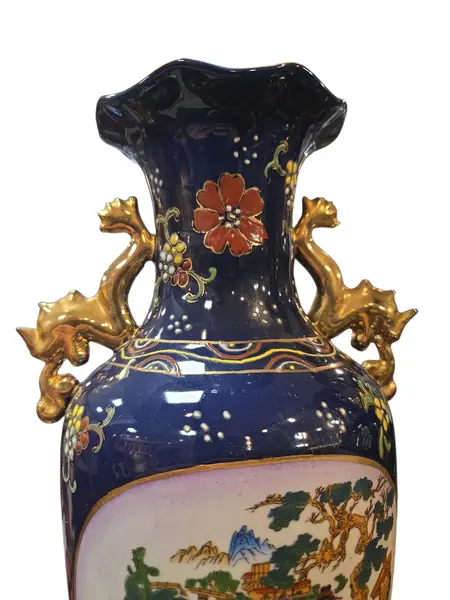 Foto de um(a) Trio de Vasos em Porcelana Azul Cobalto – Detalhes em Ouro e Cenas Orientais, da categoria de Vasos. Imponente conjunto decorativo (Garniture) composto por três vasos em porcelana de alta qualidade, apresentando um acabamento... Mostrado de uma perspectiva diferente. Vendido no marketplace Trésors.