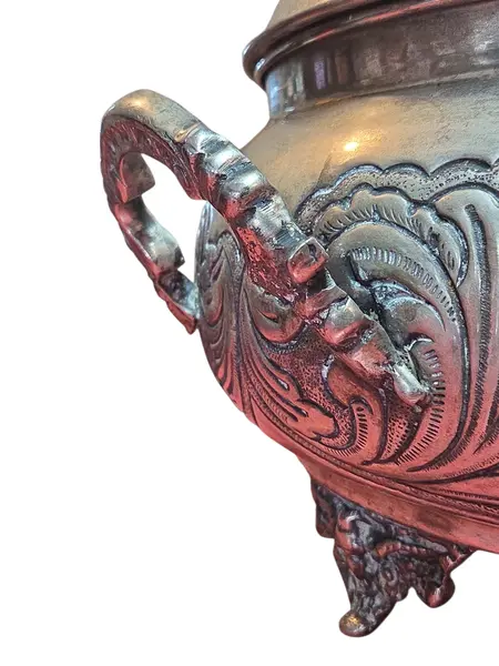 Foto de um(a) Antiga Terrina em Prata 90 com Ricos Relevos Florais e Pés Estilizados - Estilo Clássico, da categoria de Terrinas de sopa. Esta magnífica terrina (sopeira) é um exemplar legítimo de prataria de alta qualidade, produzida com banho de Prata 90. A... Mostrado de uma perspectiva diferente. Vendido no marketplace Trésors.