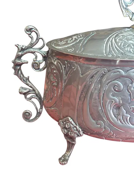 Foto de um(a) Antiga Terrina Decorativa em Metal Prateado, da categoria de Cachepot. Elegante recipiente oval com tampa, ricamente adornado com motivos florais e volutas em relevo. Uma peça de destaque para... Mostrado de uma perspectiva diferente. Vendido no marketplace Trésors.