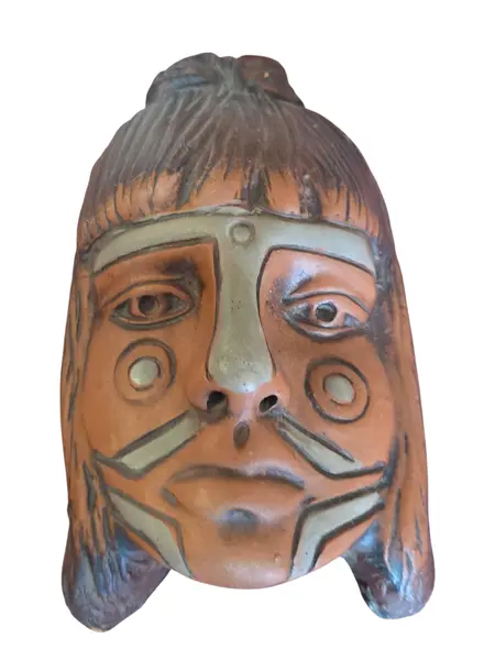 Foto de um(a) Máscara Decorativa em Cerâmica – Estilo Indígena, da categoria de Escultura. Bela máscara decorativa confeccionada em cerâmica (terracota). Peça com detalhes entalhados e pintura artesanal, ideal para... Mostrado de uma perspectiva diferente. Vendido no marketplace Trésors.
