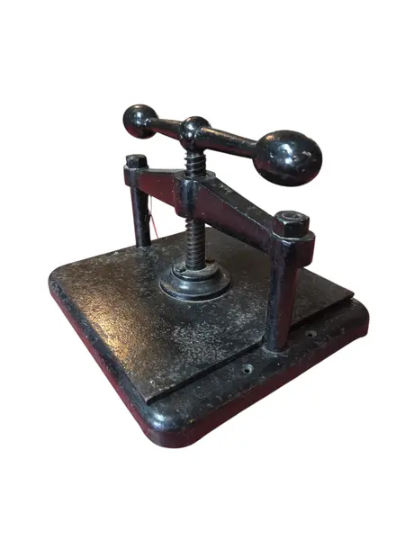 Foto de um(a) Prensa de Encadernação Antiga em Ferro Fundido, da categoria de Outros colecionáveis. Prensa manual clássica, robusta e pesada, confeccionada inteiramente em ferro fundido. Peça ideal para ateliers de... Mostrado de uma perspectiva diferente. Vendido no marketplace Trésors.