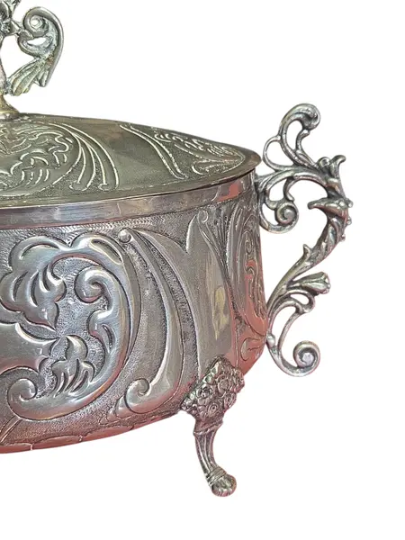 Foto de um(a) Antiga Terrina Decorativa em Metal Prateado, da categoria de Cachepot. Elegante recipiente oval com tampa, ricamente adornado com motivos florais e volutas em relevo. Uma peça de destaque para... Mostrado de uma perspectiva diferente. Vendido no marketplace Trésors.