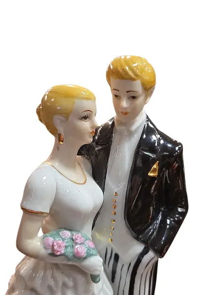 Foto de um(a) Estatueta Noivos Monte Fiero – Porcelana Esmaltada "Designed in Spain", da categoria de Modelos e estatuetas. Celebre o amor e a elegância com esta delicada estatueta de um casal de noivos, uma peça clássica da renomada linha Monte... Mostrado de uma perspectiva diferente. Vendido no marketplace Trésors.