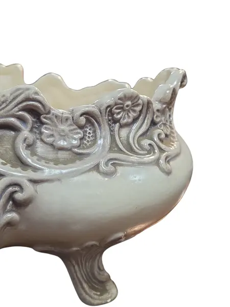 Foto de um(a) Antiga Floreira de Mesa Cerâmica Weiss – Coleção 87 – Pintada à Mão, da categoria de Cachepot. Clássico da Cerâmica Brasileira para sua Decoração. Esta belíssima floreira da Cerâmica Weiss é uma peça que une a tradição... Mostrado de uma perspectiva diferente. Vendido no marketplace Trésors.