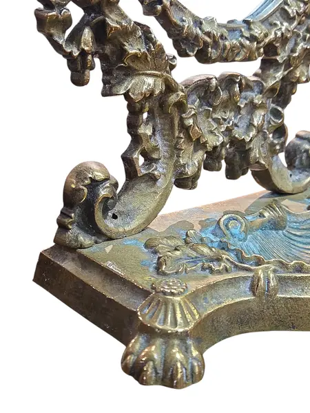 Foto de um(a) Espelho de Mesa Basculante em Bronze – Base com Concha e Pés em Garra, da categoria de Espelhos. Elegante espelho de mesa basculante (psiquê) confeccionado integralmente em bronze maciço, apresentando um trabalho de... Mostrado de uma perspectiva diferente. Vendido no marketplace Trésors.