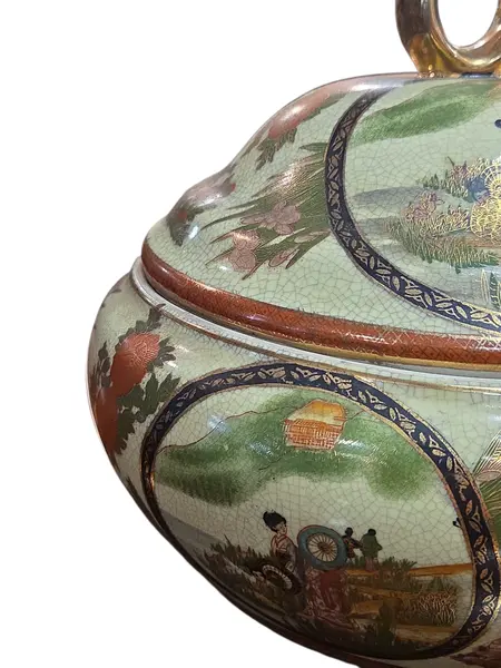 Foto de um(a) Potiche Porcelana Satsuma – Decoração Oriental, da categoria de Cachepot. Elegância e Tradição Oriental em Porcelana. Este belíssimo potiche com tampa é um exemplo da estética Satsuma, reconhecida... Mostrado de uma perspectiva diferente. Vendido no marketplace Trésors.