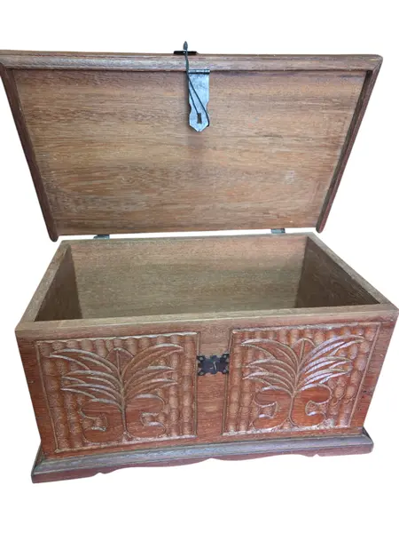 Foto de um(a) Pequeno Baú em Madeira Maciça com Esculturas em Relevo, da categoria de Baús. Este charmoso baú em madeira maciça apresenta um trabalho artesanal rico em detalhes. A face frontal e as laterais são... Mostrado de uma perspectiva diferente. Vendido no marketplace Trésors.