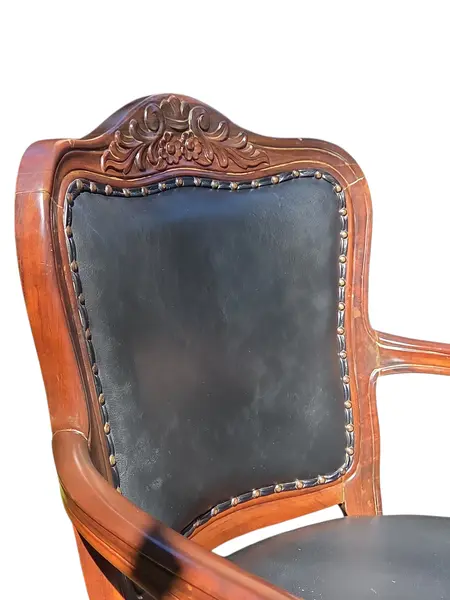 Foto de um(a) Cadeira de Escritório Giratória em Jequitibá Maciço e Couro Legítimo – Entalhada à Mão, da categoria de Cadeiras de escritório. Esta magnífica cadeira de escritório é uma peça que une a nobreza da madeira de Jequitibá maciça com o conforto e prestígio... Mostrado de uma perspectiva diferente. Vendido no marketplace Trésors.