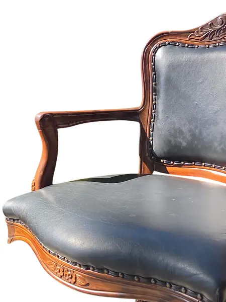 Foto de um(a) Cadeira de Escritório Giratória em Jequitibá Maciço e Couro Legítimo – Entalhada à Mão, da categoria de Cadeiras de escritório. Esta magnífica cadeira de escritório é uma peça que une a nobreza da madeira de Jequitibá maciça com o conforto e prestígio... Mostrado de uma perspectiva diferente. Vendido no marketplace Trésors.