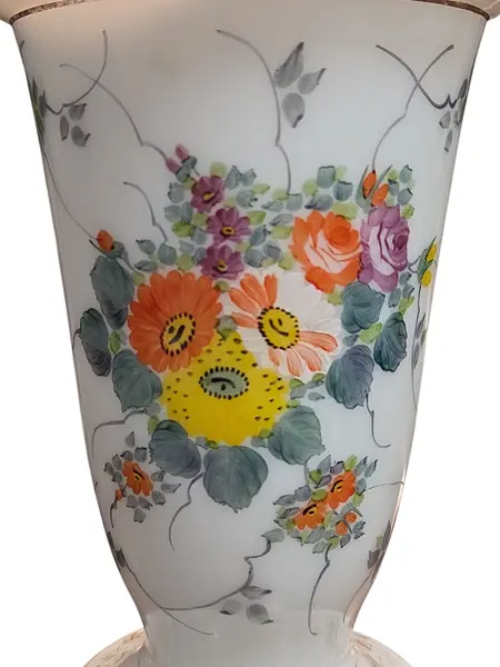 Foto de um(a) Vaso em Vidro Opaline Leitoso – Decoração Floral Pintada à Mão e Filetes Dourados, da categoria de Vasos. Apresentamos um delicado vaso decorativo em vidro leitoso branco, que combina a elegância da opalinagem com a vivacidade da... Mostrado de uma perspectiva diferente. Vendido no marketplace Trésors.