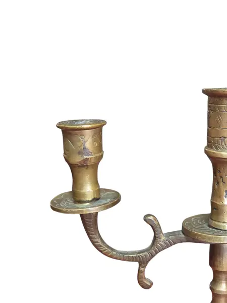 Foto de um(a) Antigo Castiçal Candelabro 3 Velas em Bronze Maciço, da categoria de Castiçais. Candelabro vintage de 3 braços em bronze maciço, uma peça autêntica com a beleza da passagem do tempo visível na sua pátina... Mostrado de uma perspectiva diferente. Vendido no marketplace Trésors.