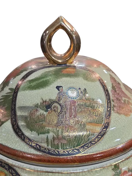 Foto de um(a) Potiche Porcelana Satsuma – Decoração Oriental, da categoria de Cachepot. Elegância e Tradição Oriental em Porcelana. Este belíssimo potiche com tampa é um exemplo da estética Satsuma, reconhecida... Mostrado de uma perspectiva diferente. Vendido no marketplace Trésors.