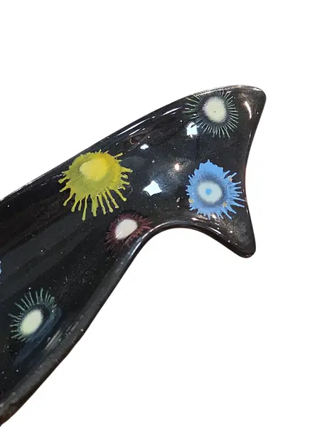 Foto de um(a) Centro de Mesa Modernista em Cerâmica Weiss, da categoria de Centro de mesa. Elegante peça decorativa em cerâmica vitrificada, produzida pela icônica manufatura Weiss. Com um design orgânico e fluido,... Mostrado de uma perspectiva diferente. Vendido no marketplace Trésors.