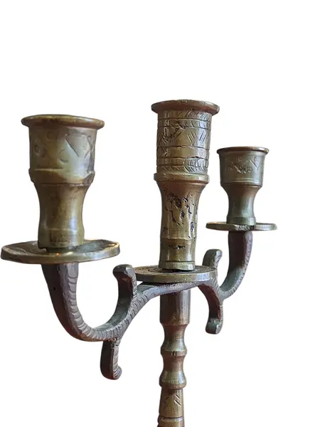 Foto de um(a) Antigo Castiçal Candelabro 3 Velas em Bronze Maciço, da categoria de Castiçais. Candelabro vintage de 3 braços em bronze maciço, uma peça autêntica com a beleza da passagem do tempo visível na sua pátina... Mostrado de uma perspectiva diferente. Vendido no marketplace Trésors.
