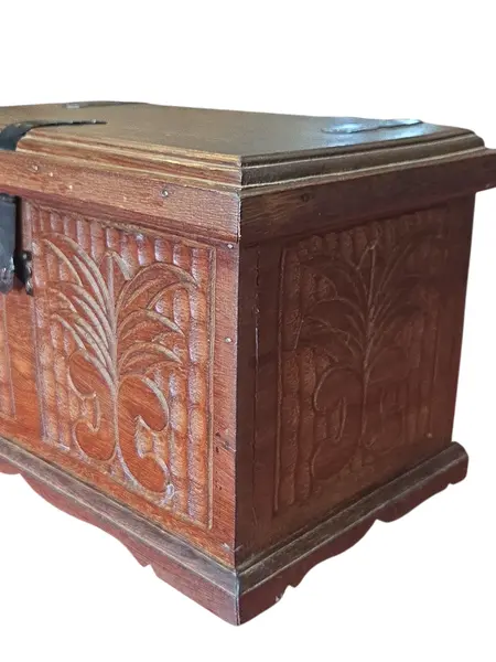 Foto de um(a) Pequeno Baú em Madeira Maciça com Esculturas em Relevo, da categoria de Baús. Este charmoso baú em madeira maciça apresenta um trabalho artesanal rico em detalhes. A face frontal e as laterais são... Mostrado de uma perspectiva diferente. Vendido no marketplace Trésors.