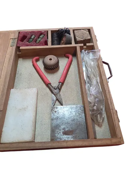 Foto de um(a) Rara Maleta de Ourivesaria - Ferramentas de Precisão Gaertner, da categoria de Outros colecionáveis. Exclusivo conjunto de ferramentas para ourivesaria e joalheria, acondicionado em maleta original de madeira. Este conjunto... Mostrado de uma perspectiva diferente. Vendido no marketplace Trésors.