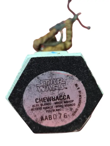 Foto de um(a) Estátua Chewbacca Star Wars - Peça de Xadrez Colecionável (Bispo Branco) - Pintado à Mão, da categoria de Figuras de ação. Leve para sua coleção um dos personagens mais icônicos da saga Star Wars: o lendário Wookiee, Chewbacca. Esta peça não é... Mostrado de uma perspectiva diferente. Vendido no marketplace Trésors.