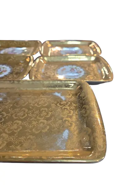 Foto de um(a) Conjunto de Travessa e Pratinhos Porcelana D.P. – Cena Galante (7 Peças), da categoria de Conjuntos de servir. Elegância e sofisticação em porcelana vintage. Este conjunto luxuoso da renomada Porcelana D.P. é composto por uma travessa... Mostrado de uma perspectiva diferente. Vendido no marketplace Trésors.