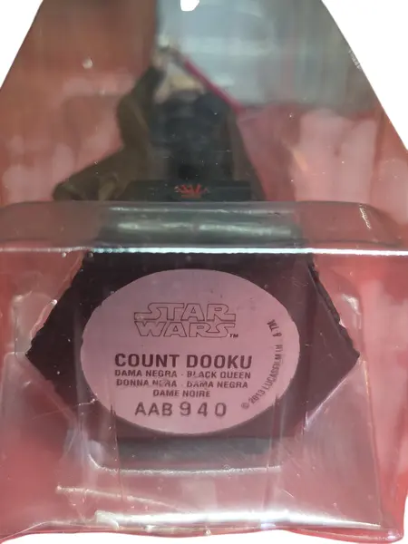 Foto de um(a) Estátua Conde Dookan (Count Dooku) Star Wars - Peça de Xadrez Colecionável (Rei Preto) - Pintado à Mão, da categoria de Figuras de ação. Domine o tabuleiro com a elegância e o poder do lado sombrio. Esta estátua detalhada do Conde Dookan (Darth Tyranus) faz... Mostrado de uma perspectiva diferente. Vendido no marketplace Trésors.