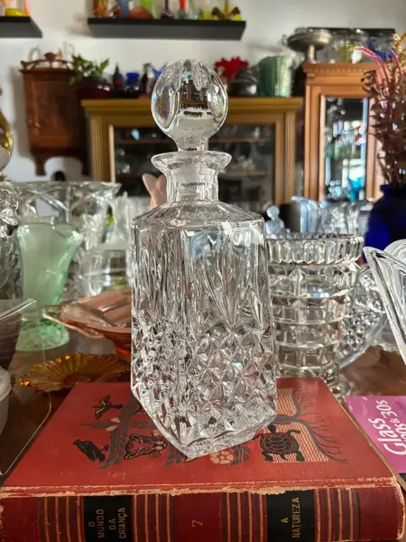 Foto de um(a) Antiga Garrafa Licoreira Decorativa Cristal Alemão Art Deco, da categoria de Garrafas. Antiga e grande garrafa licoreira em cristal alemão. Peça artística, design clássico, com traços do período Art Deco. Linda... Mostrado de uma perspectiva diferente. Vendido no marketplace Trésors.