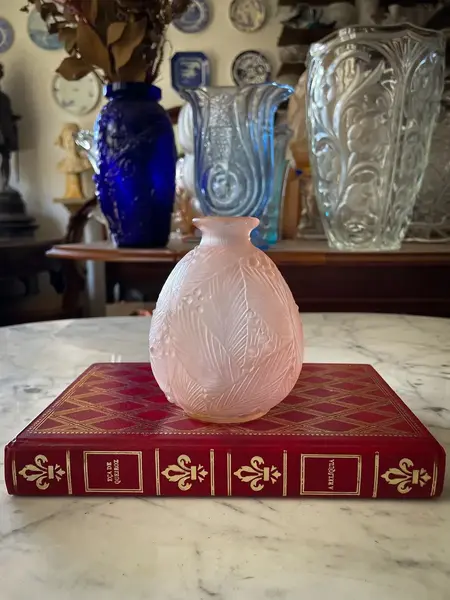 Foto de um(a) Antigo Pequeno Vaso Art Deco Em Vidro Francês Satiné, da categoria de Vasos. ~ Art Deco Glass ~Antigo e delicado vasinho artístico em “Pâte de Verre” pasta de vidro francês acetinado, decoração folhas... Mostrado de uma perspectiva diferente. Vendido no marketplace Trésors.
