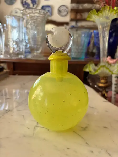 Foto de um(a) Antigo Perfumeiro Decorativo Em Murano Amarelo Art Deco, da categoria de Garrafas, potes e jarros. Italy Glass Antigo perfumeiro decorativo em Murano amarelo com a tampa com detalhes em branco. Peça toda original. Art Deco.... Mostrado de uma perspectiva diferente. Vendido no marketplace Trésors.