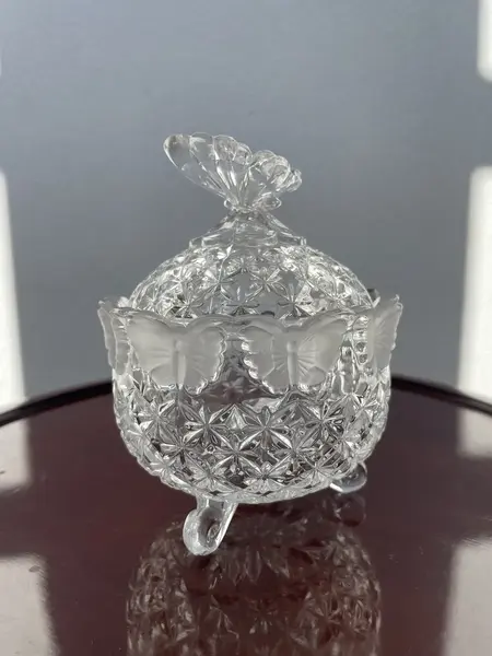 Foto de um(a) Antiga Caixa Borboleta Bomboniere Cristal Francês Satiné, da categoria de Garrafas, potes e jarros. Antiga caixa porta joias ou bomboniere baleiro em cristal francês translúcido e de ótima qualidade, com detalhes em Satiné,... Mostrado de uma perspectiva diferente. Vendido no marketplace Trésors.