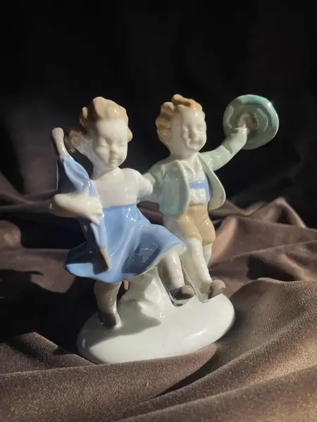 Foto de um(a) Antigo Bibelô Figurine Meninos Brincando Porcelana Alemã, da categoria de Escultura. Antiga figurine/bibelô em porcelana artística alemã. Cores típicas de meados do século XX. Muito decorativa e colecionável.... Mostrado de uma perspectiva diferente. Vendido no marketplace Trésors.