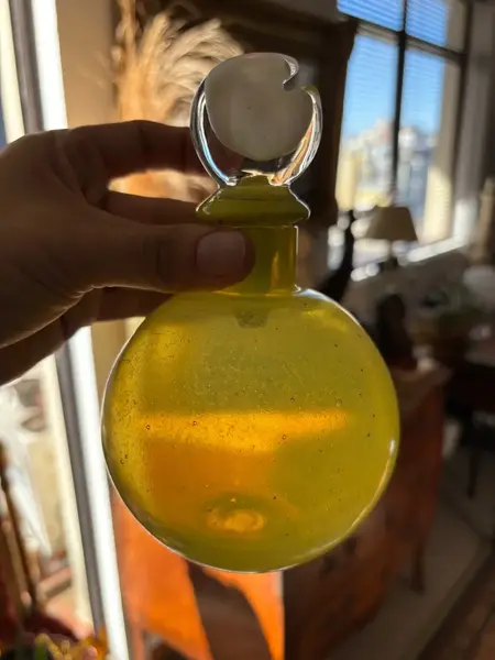 Foto de um(a) Antigo Perfumeiro Decorativo Em Murano Amarelo Art Deco, da categoria de Garrafas, potes e jarros. Italy Glass Antigo perfumeiro decorativo em Murano amarelo com a tampa com detalhes em branco. Peça toda original. Art Deco.... Mostrado de uma perspectiva diferente. Vendido no marketplace Trésors.