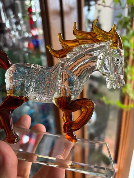 Foto de um(a) Antiga Escultura Decorativa De Cavalo Em Cristal Lapidado, da categoria de Escultura. Antiga escultura decorativa de cavalo em movimento. Peça em cristal lapidado. Perfeito! Muito decorativo Medidas 13x15cm. Mostrado de uma perspectiva diferente. Vendido no marketplace Trésors.