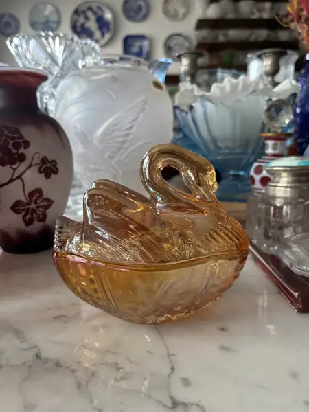 Foto de um(a) Antiga Escultura Cisne Caixa Decorativa Manteigueira Vidro, da categoria de Cestos e Caixas. Antiga caixa, manteigueira, açucareiro, peça decorativa e versátil, no formato de cisne, confeccionada em vidro artístico... Mostrado de uma perspectiva diferente. Vendido no marketplace Trésors.