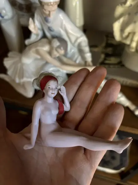 Foto de um(a) Antiga Rara Escultura Erótica Feminina Banhista Biscuit, da categoria de Escultura. Antiga e rara banhista, pequena escultura erótica feminina em Biscuit alemão, peça artística, feita à mão. Início do século... Mostrado de uma perspectiva diferente. Vendido no marketplace Trésors.