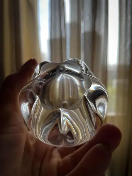 Foto de um(a) Antigo Raro Perfumeiro Frasco Em Cristal Orrefors Art Deco, da categoria de Perfumeiros. Antigo perfumeiro em cristal da Suécia, Cristallerie Orrefors. Lapidado à mão. A tampa no formato de leque. Peça muito... Mostrado de uma perspectiva diferente. Vendido no marketplace Trésors.