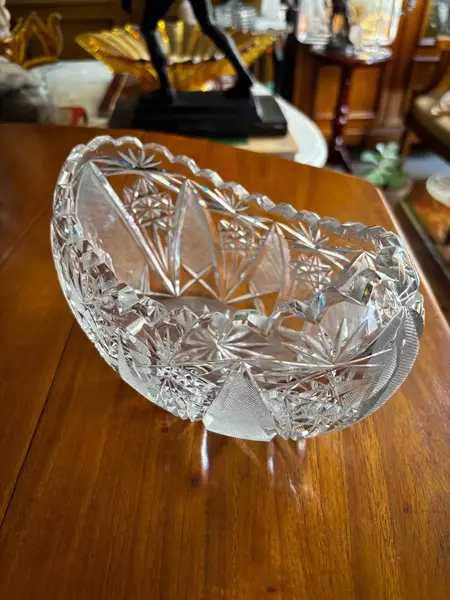 Foto de um(a) Antigo Vaso Centro De Mesa Jardineira Navete Cristal Tcheco, da categoria de Cachepot. Antigo centro de mesa modelo navete em cristal tcheco com riquíssima lapidação manual. Peça muito versátil e decorativa,... Mostrado de uma perspectiva diferente. Vendido no marketplace Trésors.