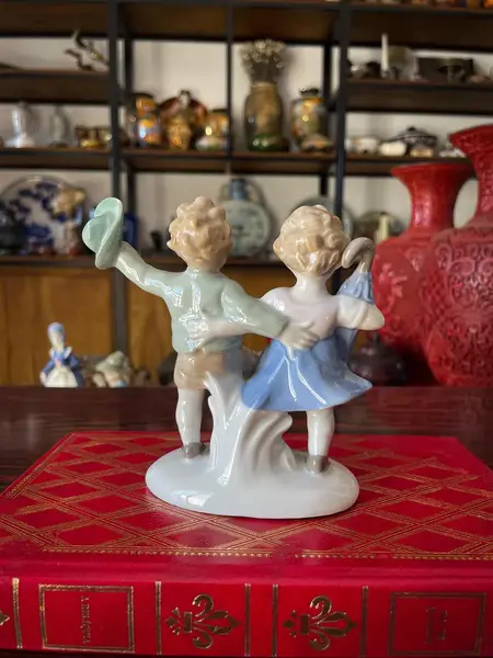 Foto de um(a) Antigo Bibelô Figurine Meninos Brincando Porcelana Alemã, da categoria de Escultura. Antiga figurine/bibelô em porcelana artística alemã. Cores típicas de meados do século XX. Muito decorativa e colecionável.... Mostrado de uma perspectiva diferente. Vendido no marketplace Trésors.