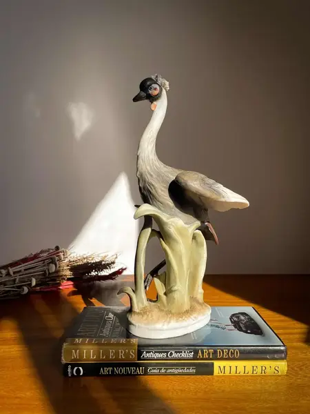 Foto de um(a) Antiga Escultura De Pássaro Em Biscuit Inglês Pintado À Mão, da categoria de Escultura. Antiga escultura artística representando lindo pássaro em biscuit inglês, peça toda moldada e pintada à mão. Uma beleza... Mostrado de uma perspectiva diferente. Vendido no marketplace Trésors.