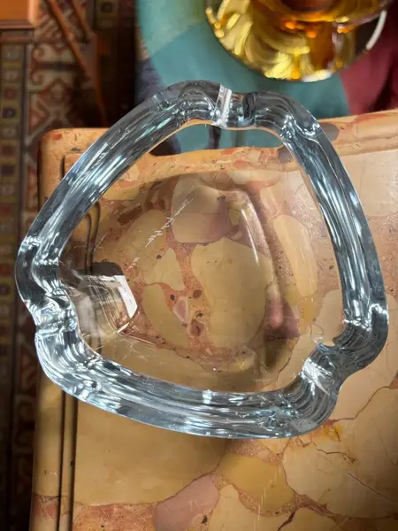 Foto de um(a) Antigo Cinzeiro Decorativo De Mesa Cristal Orrefors Art Deco, da categoria de Cinzeiros. Antigo e belíssimo cinzeiro em cristal Orrefors, de excelente qualidade, lindo brilho natural. Peça assinada e catalogada.... Mostrado de uma perspectiva diferente. Vendido no marketplace Trésors.