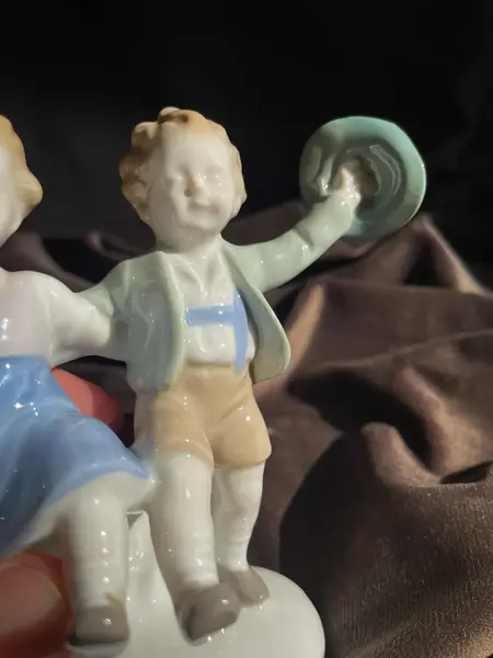 Foto de um(a) Antigo Bibelô Figurine Meninos Brincando Porcelana Alemã, da categoria de Escultura. Antiga figurine/bibelô em porcelana artística alemã. Cores típicas de meados do século XX. Muito decorativa e colecionável.... Mostrado de uma perspectiva diferente. Vendido no marketplace Trésors.