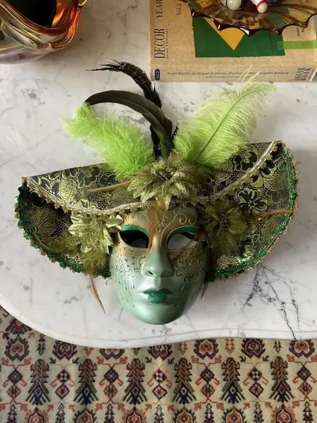 Foto de um(a) Grande Máscara Veneziana Feita À Mão Para Pendurar E Usar, da categoria de Objetos de parede esculturais. Grande máscara veneziana, pode ser usada para pendurar e usar no rosto. Peça artística, toda feita à mão. Uma beleza em... Mostrado de uma perspectiva diferente. Vendido no marketplace Trésors.