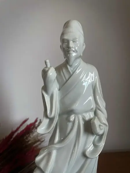 Foto de um(a) Antiga Escultura Porcelana Chinesa Sábio Blanc De Chine, da categoria de Escultura. ~ Blanc de Chine ~Antiga escultura chinesa representando sábio oriental. Porcelana branca vitrificada de ótima qualidade,... Mostrado de uma perspectiva diferente. Vendido no marketplace Trésors.