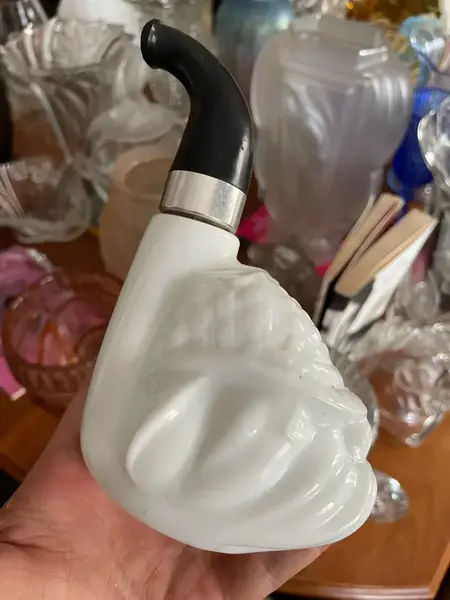 Foto de um(a) Antigo Perfumeiro De Coleção Opalina Cachimbo Cachorro, da categoria de Garrafas, potes e jarros. Antigo e diferente perfumeiro de coleção em opalina branca. Formato de cachimbo com cara de cachorro detetive. Linda peça... Mostrado de uma perspectiva diferente. Vendido no marketplace Trésors.